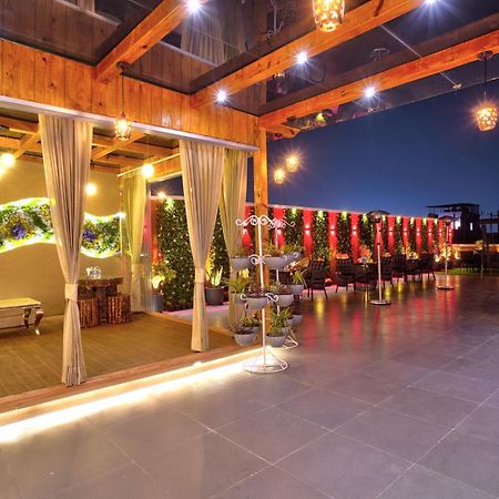 Newly Built Gold The Royal With Rooftop Restaurant - 2Mins Walk From New Delhi Rail Station & 5Mins From Connaught Place Exterior foto