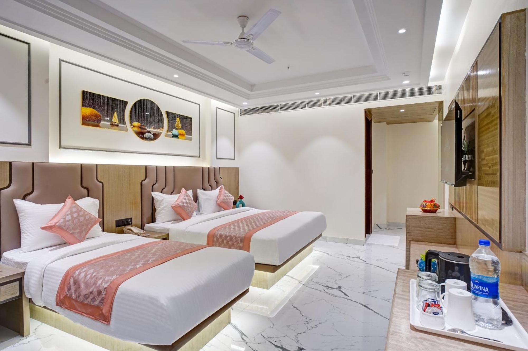 Newly Built Gold The Royal With Rooftop Restaurant - 2Mins Walk From New Delhi Rail Station & 5Mins From Connaught Place Exterior foto