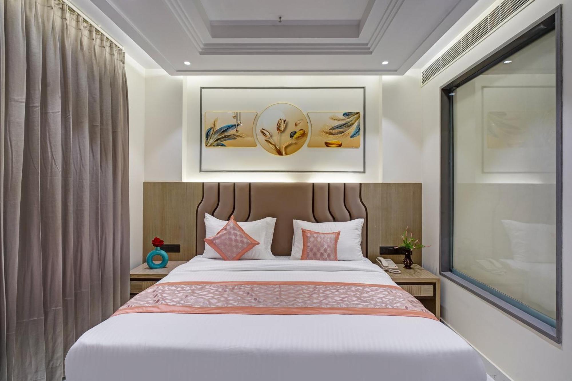 Newly Built Gold The Royal With Rooftop Restaurant - 2Mins Walk From New Delhi Rail Station & 5Mins From Connaught Place Exterior foto