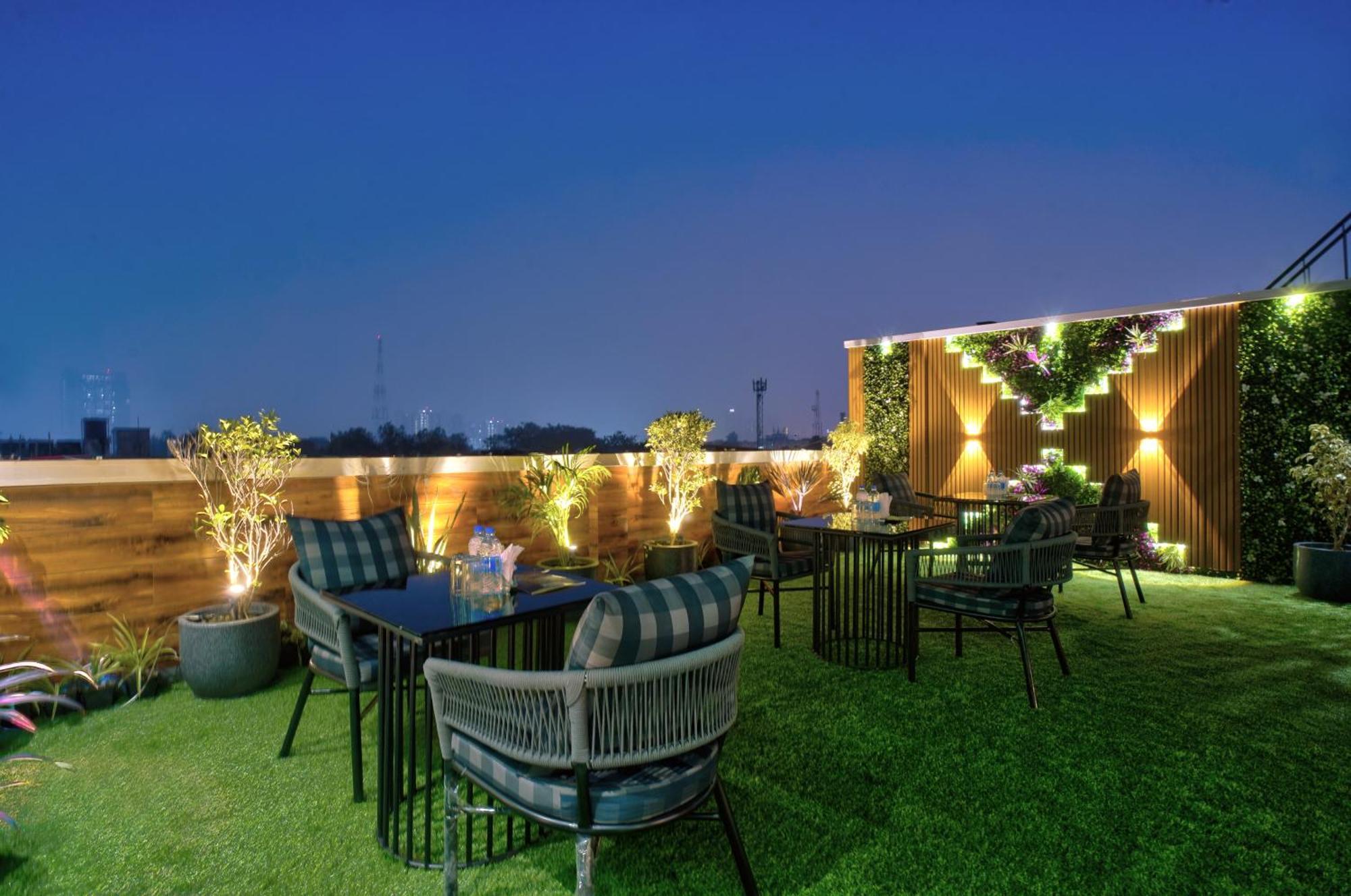 Newly Built Gold The Royal With Rooftop Restaurant - 2Mins Walk From New Delhi Rail Station & 5Mins From Connaught Place Exterior foto