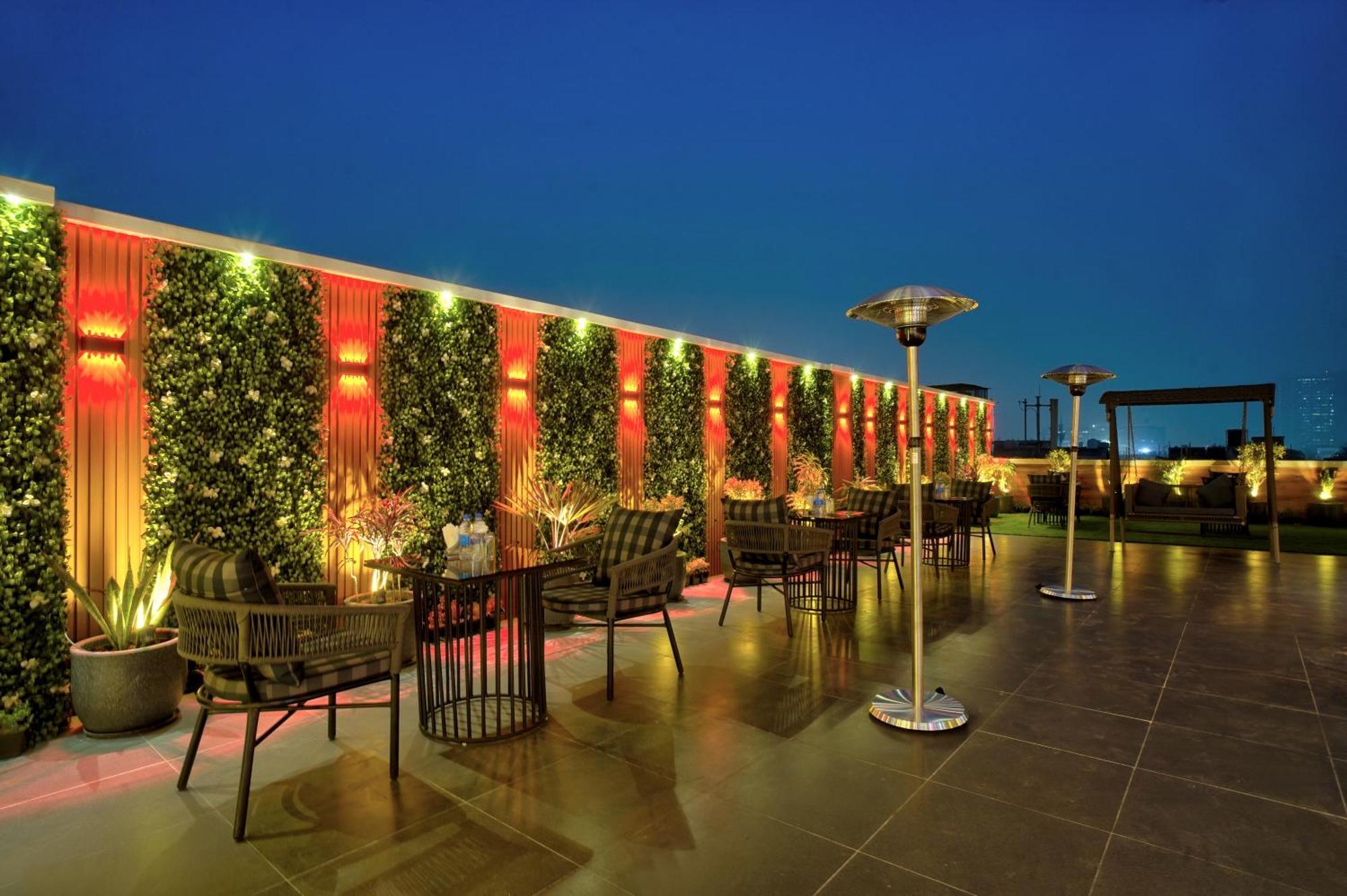 Newly Built Gold The Royal With Rooftop Restaurant - 2Mins Walk From New Delhi Rail Station & 5Mins From Connaught Place Exterior foto