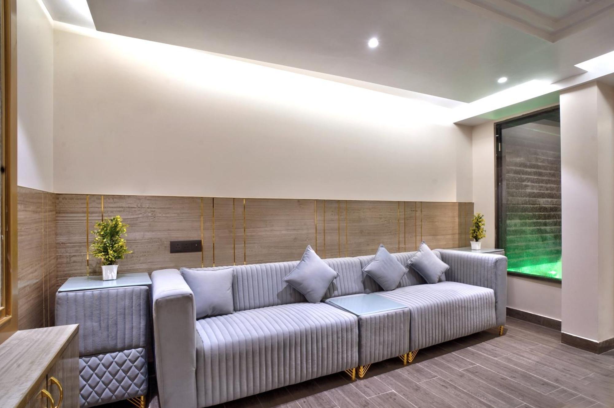 Newly Built Gold The Royal With Rooftop Restaurant - 2Mins Walk From New Delhi Rail Station & 5Mins From Connaught Place Exterior foto