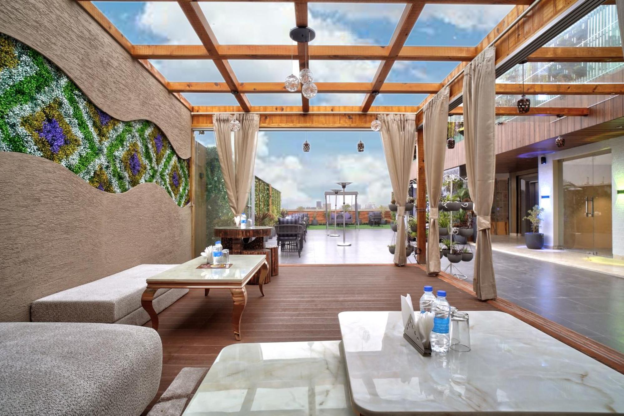 Newly Built Gold The Royal With Rooftop Restaurant - 2Mins Walk From New Delhi Rail Station & 5Mins From Connaught Place Exterior foto