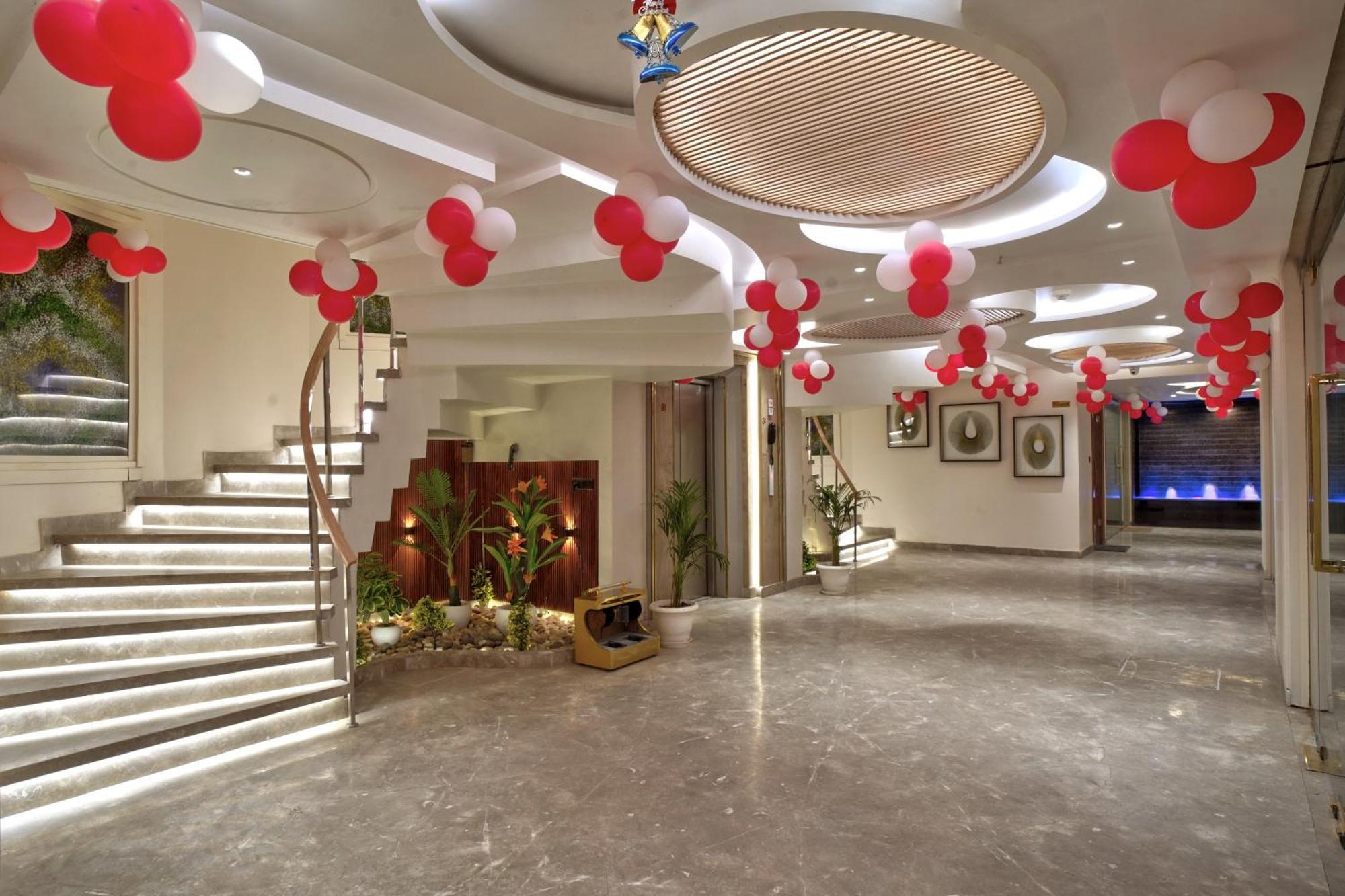 Newly Built Gold The Royal With Rooftop Restaurant - 2Mins Walk From New Delhi Rail Station & 5Mins From Connaught Place Exterior foto