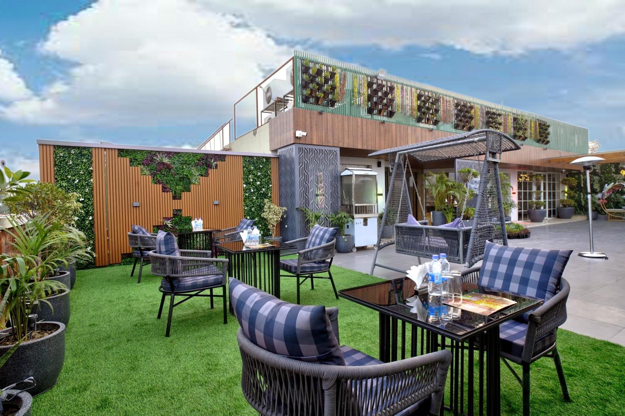 Newly Built Gold The Royal With Rooftop Restaurant - 2Mins Walk From New Delhi Rail Station & 5Mins From Connaught Place Exterior foto
