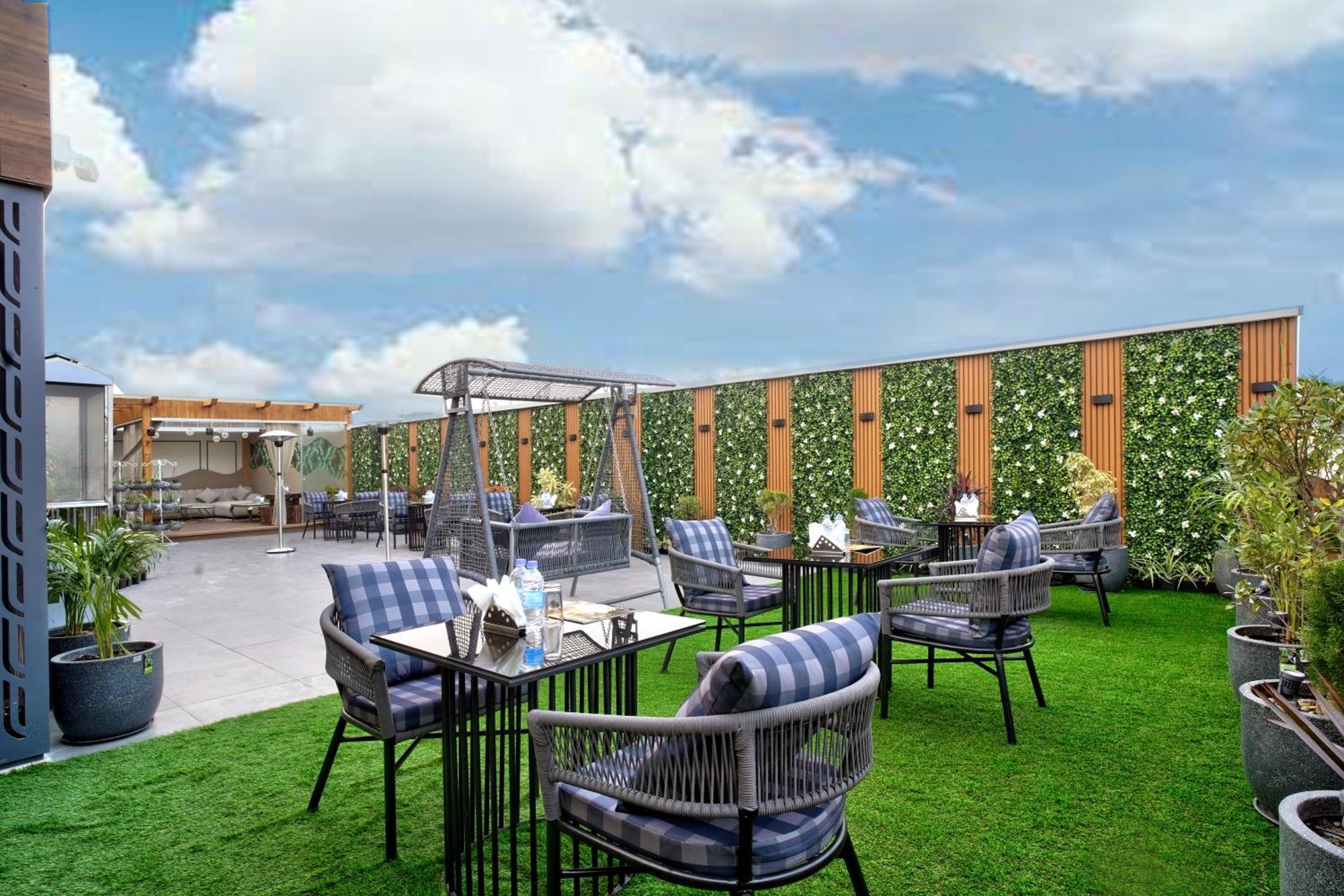 Newly Built Gold The Royal With Rooftop Restaurant - 2Mins Walk From New Delhi Rail Station & 5Mins From Connaught Place Exterior foto