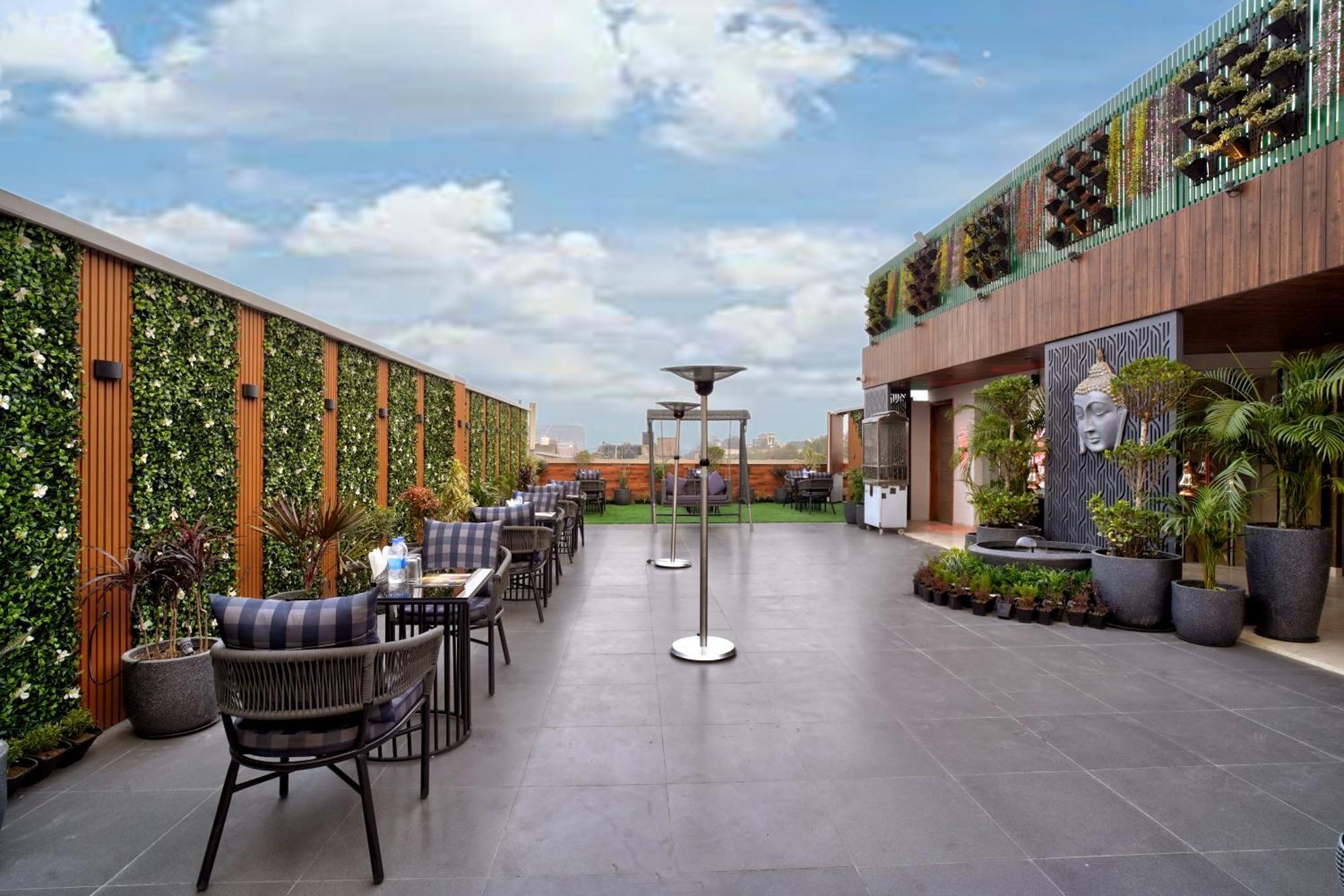 Newly Built Gold The Royal With Rooftop Restaurant - 2Mins Walk From New Delhi Rail Station & 5Mins From Connaught Place Exterior foto