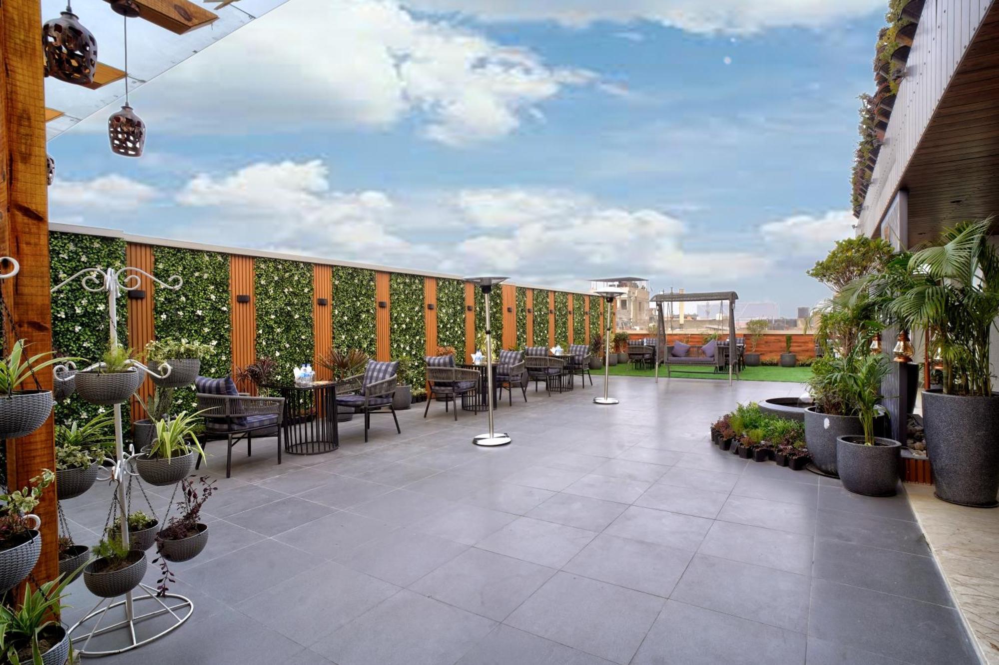 Newly Built Gold The Royal With Rooftop Restaurant - 2Mins Walk From New Delhi Rail Station & 5Mins From Connaught Place Exterior foto